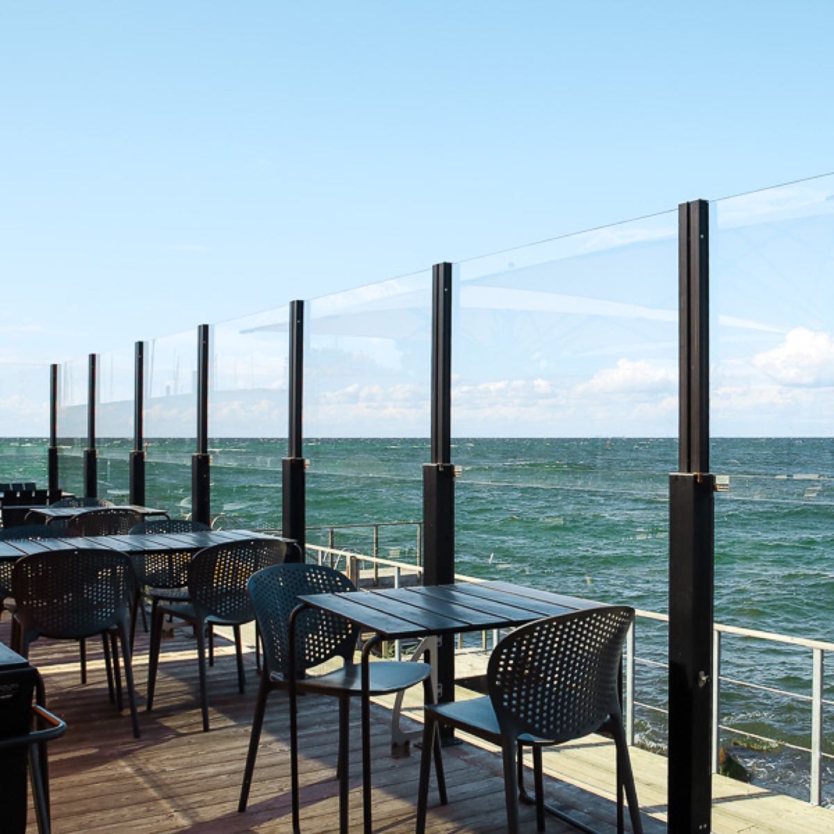 Click-It-Up glasräcken och vindskydd för uteservering