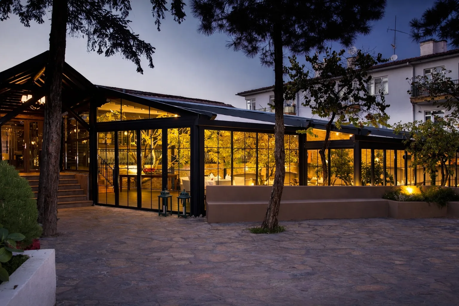 Pergola för restaurang med inglasning och uteservering