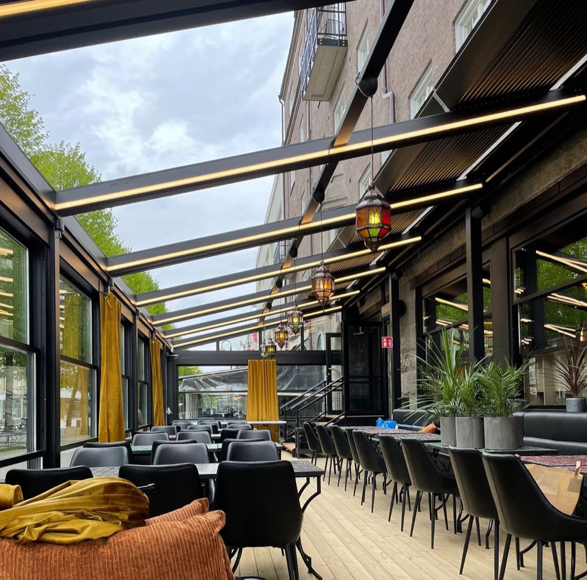 Pergola för uteservering med öppningsbart tak